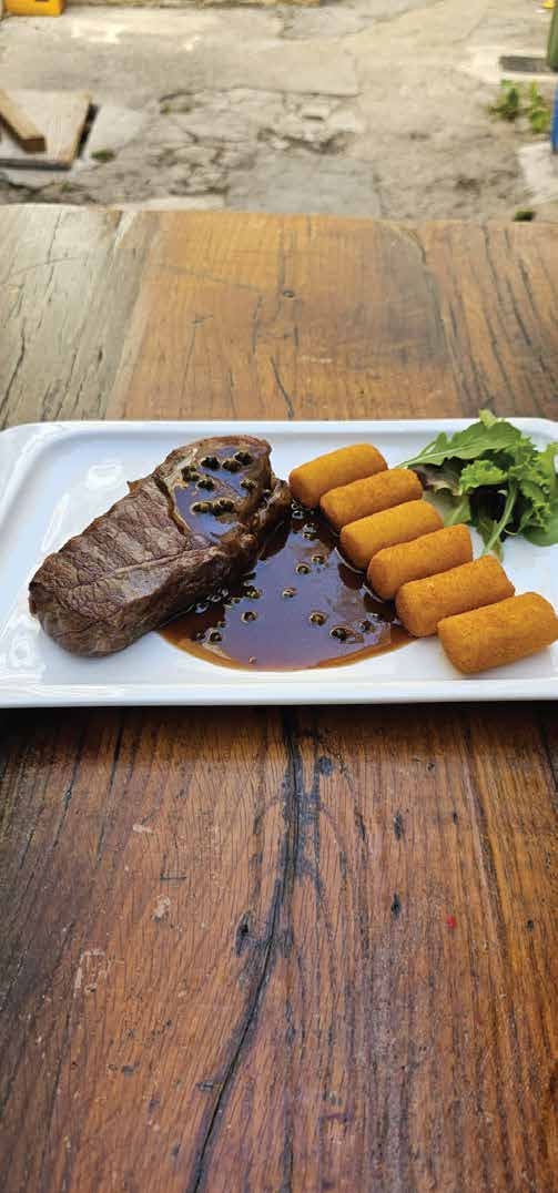Ramstek u umaku od zelenog papra s kroketima
